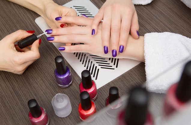 A diferença entre esmalte e adesivo para esmalte